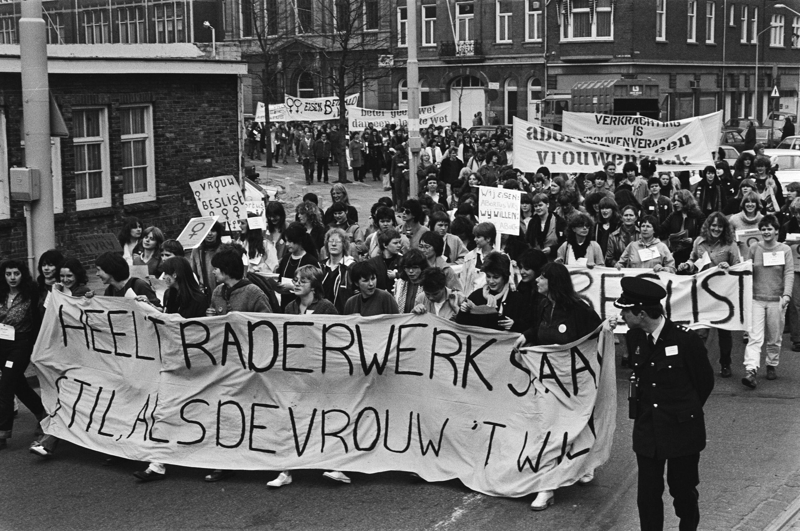 Landelijke vrouwenstakingsdag in Den Haag werd i.v.m. landelijke vrouwenstakingsdag dem. Bestanddeelnr 931 4034 scaled